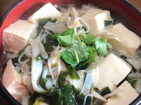 豆腐とカニカマとにらのあんかけうどん